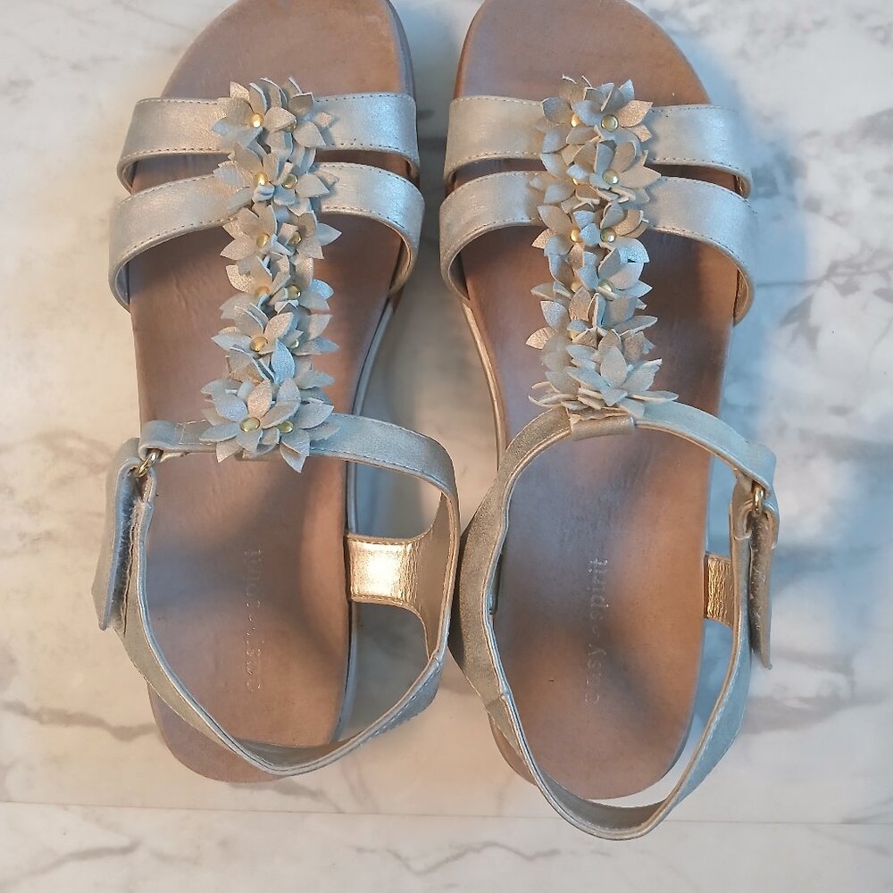 Feminine Gold Easy Spirit Flowered Sandals Size 8.5